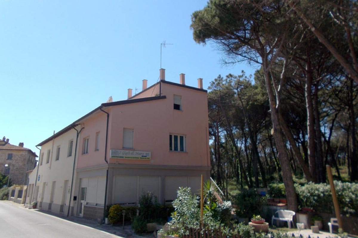 Vista esterna affittacamere e giardino adiacente